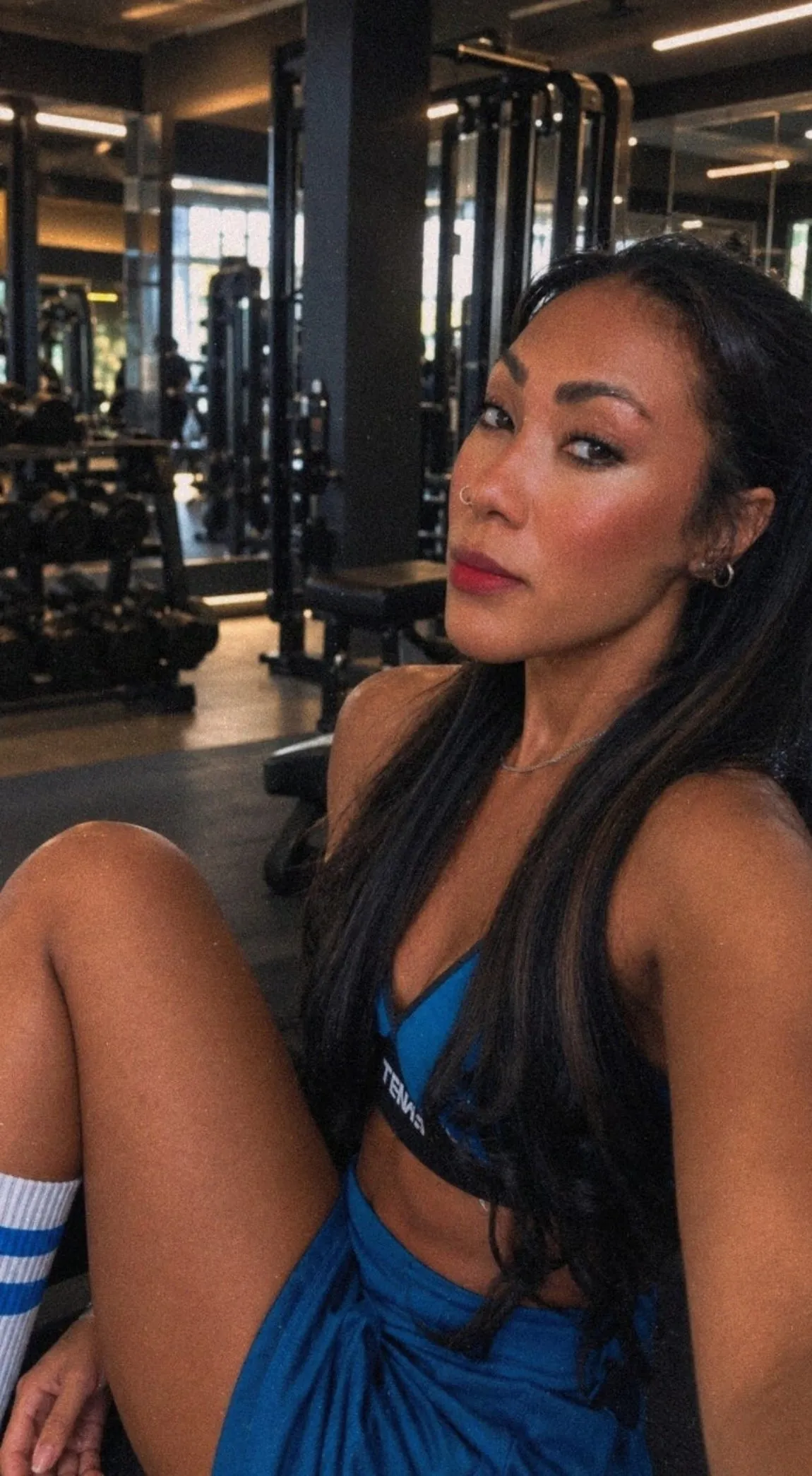 Cristina sentada en la sala de pesas
